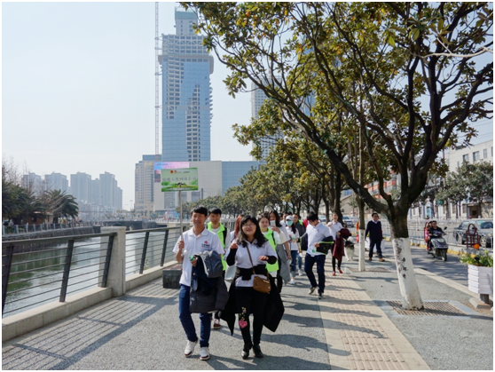 一路上，志愿者把“学雷锋践行动 树新风做好事 做志愿者”的精神传扬到大街小巷，把雷锋为人民服务的志愿精神带到城市的每个角落。